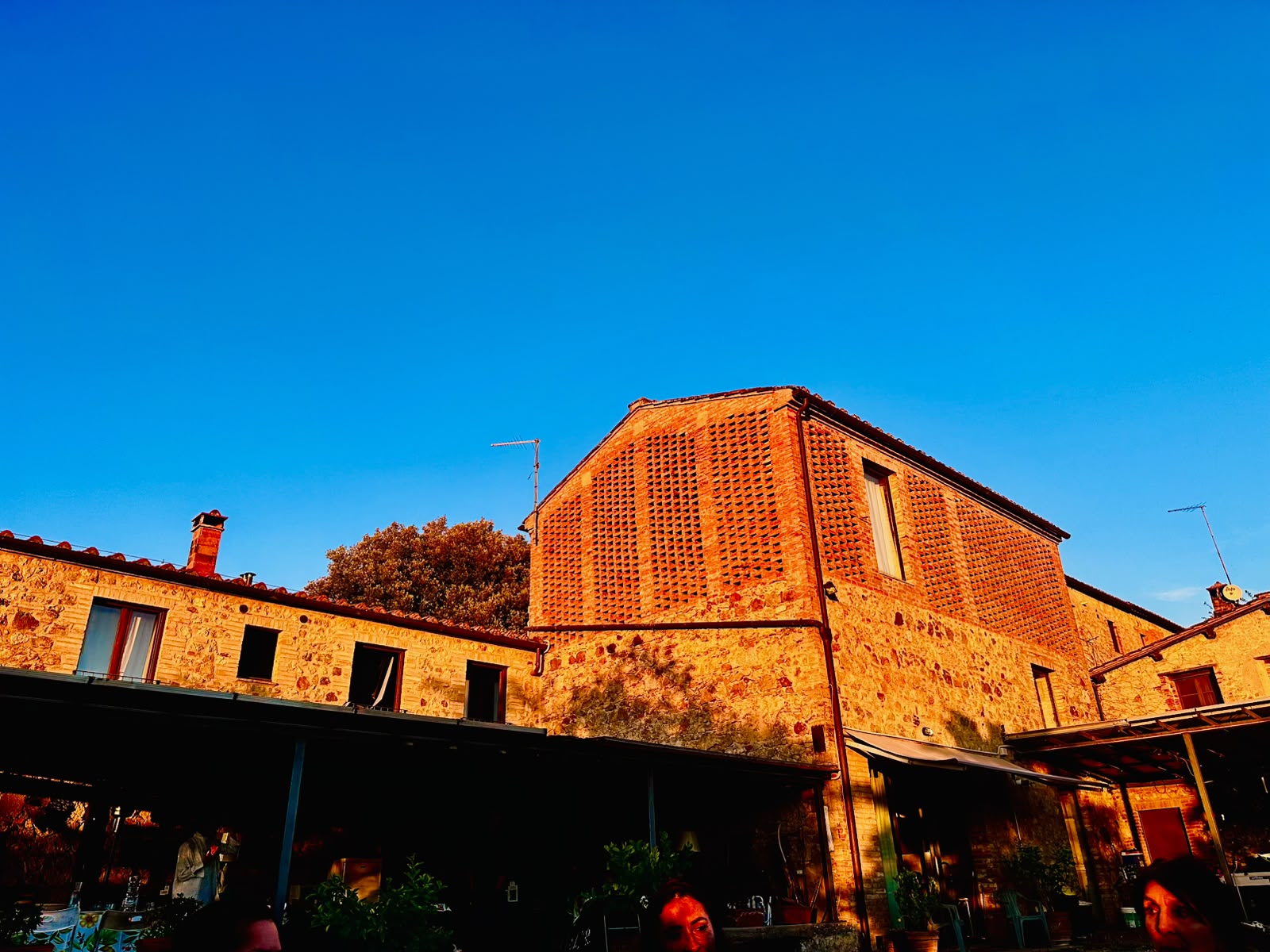 La casa in pietra della sede toscana al tramonto