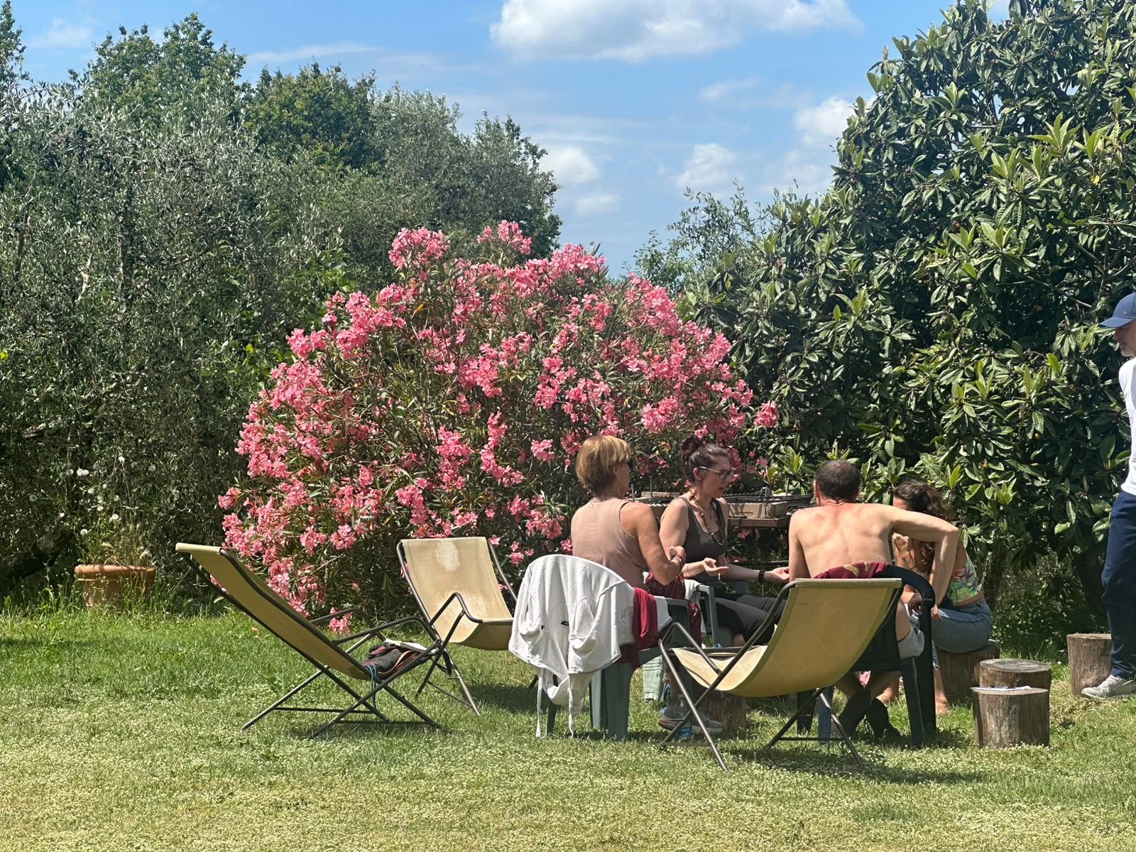 Gruppo all'aperto nel giardino della sede toscana
