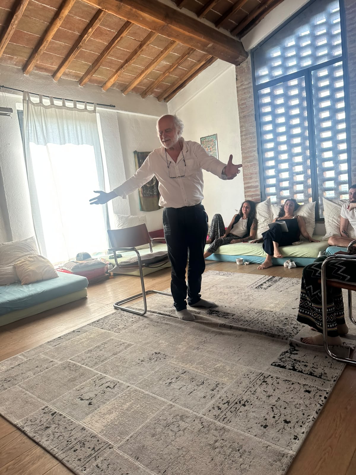 Riccardo Zerbetto conduce un lavoro di gruppo
